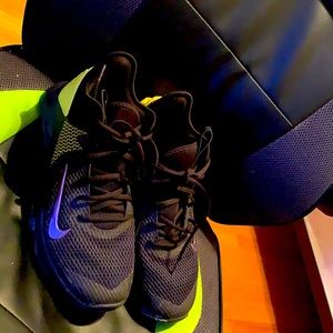 I am selling shoes they are 9.5 Lebrons